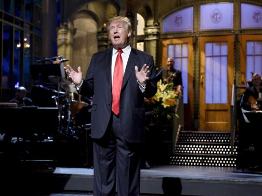2. Tiene su propia –y muy exitosa- línea de trajes. Y sí, como lo sospechas, se denomina Donald J. Trump Signature Collection y que además se vende muy bien. Suele usar trajes de su marca homónima así como los de tonos neutros de la firma italiana Brioni. Si algo no podemos negar, es que suele lucir impecable, “siempre visto de traje -es bueno para la confianza-. Una alta autoestima es buena para un desempeño óptimo y vestir bien es señal de respeto, con uno mismo y con los demás”, ha dicho anteriormente.