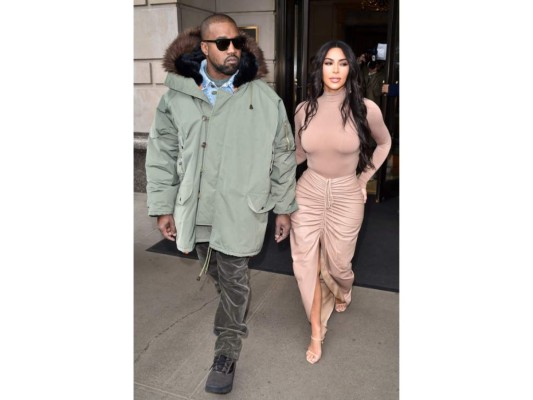 Kim y Ye tienen un divorcio desastroso<br/>La pareja que nos ha dejado un enorme legado decidió poner fin a su relación tras siete años de matrimonio y cuatro hijos en común. 'Siempre pensé que podría quedarme con mis niños y que mi marido se fuera moviendo de un estado a otro, pero luego me di cuenta de que no, que no había llegado tan lejos para no ser feliz', dijo entre lágrimas Kim en el Reality Keeping Up With the Kardashians. Mientras tanto el proceso de separación continúa su curso, pues además de la custodia de los niños North, Saint, Chicago y Psalm , también hay en juego una fortuna de más de dos mil millones de dólares y cuatro mansiones, entre ellas la casa familiar que está valorada en unos cuarenta millones.<br/>