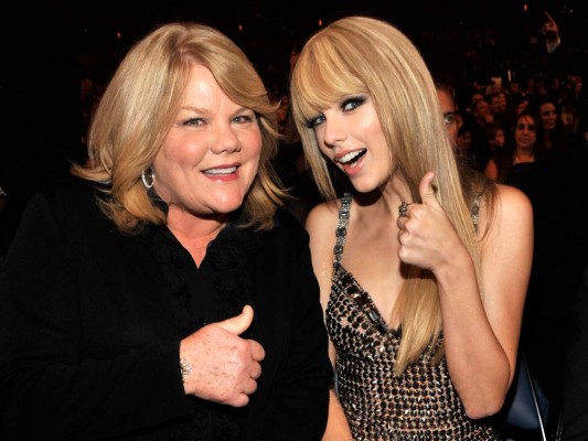 Madre de Taylor Swift es diagnosticada con cáncer cerebral