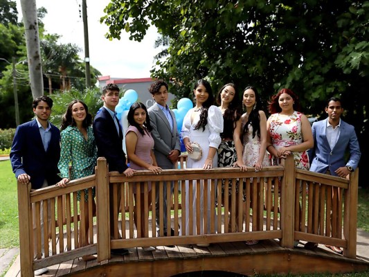 En una fresca mañana, llenos de ilusiones y alegría se reunieron los seniors de la Discovery School, quienes realizaron su tradicional desayuno fue en el muy de moda en el Cuisinette. El encuentro fue oportuno para tomarse selfies antes de culminar su vida estudiantil de secundaria. Risas, anécdotas y recuerdos formaron parte de esa celebración. Fotos Héctor Hernández Sergio Mejía, Leticia Muñoz, Alejandro Irabien, Marissa Alvarado, Jorge Ortez, Anacamila Palma, Ritza Padilla, Amy Varela, Cesia Alemán y Jairo Mejía