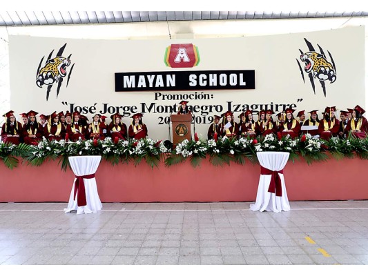 Entrega de títulos de Mayan School