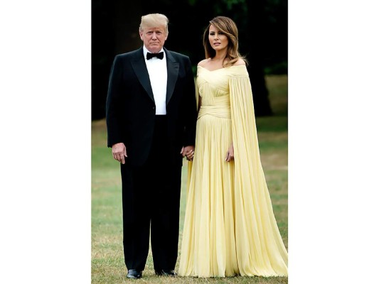 Melania con un vestido drapeado de capa by J Mendel durante la visita oficial de la pareja presidencial a Inglaterra, donde disfrutaron un recibimiento en Blenheim Palace