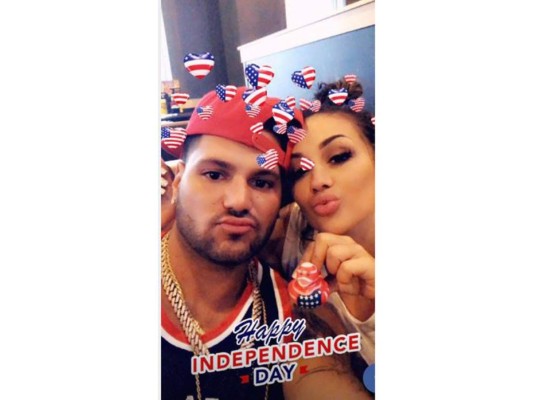 Ronnie Ortiz-Magro publicó una selfie, muy conmemorativa al Día de la Independencia con la mamá de su bebé, Jen Harley, a pesar que hace unas semanas estaban envueltos en serios problemas