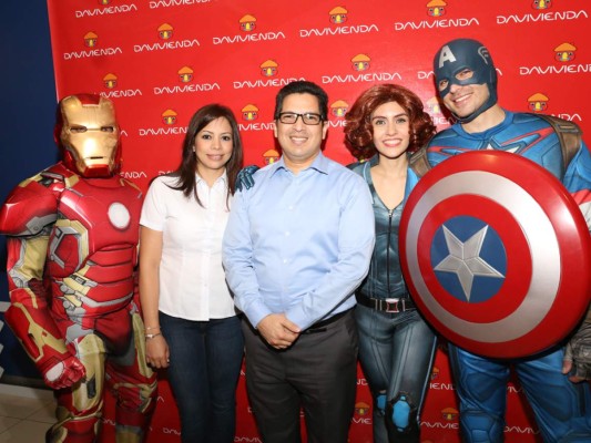 Karen Romero, subdirectora de servicio al cliente e Irvin Bustillo, subdirector de tarjetas de crédito fueron los anfitriones del estreno de Capitán América quienes posaron junto a los personajes principales (foto: Héctor Hernández)