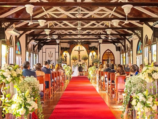 Eduardo Interiano y Lucía Chicas celebran boda eclesiástica