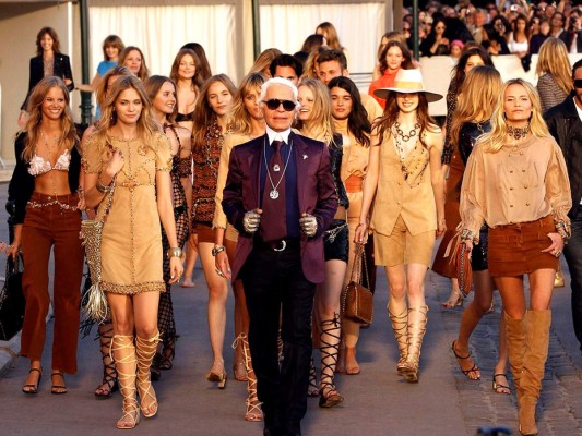 'En el mundo de la moda estamos de luto. Ha partido físicamente el genio que ha sido la inspiración de muchos de nosotros, pero que nos deja un legado imborrable: su estilo, clase, profesionalismo, innovación. ¡El arte de la moda! En paz descanse querido maestro de maestros. Karl Lagerfeld, un nombre que siempre estará en nuestros corazones', MIGUEL CHONG