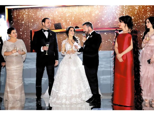 Alma y Luis Felipe Kunkar con Sofía, Héctor, Gloria y Gabriela Abudoj brindan en la pista de baile que emula una starry night
