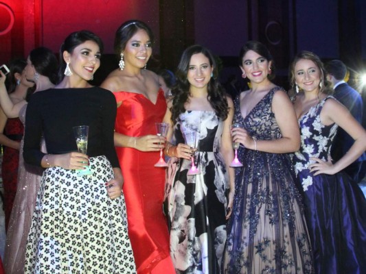 Glamorosa gala de la Escuela Internacional Sampedrana