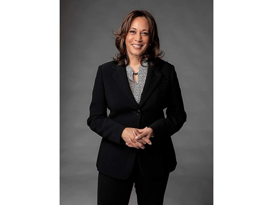 Kamala Harris tiene mucho de que enorgullecerse. En 2021 fue la primera mujer y la primera persona negra y de ascendencia asiática en ser juramentada como vicepresidenta de los Estados Unidos. Adoptando el power suit como uniforme, la política demócrata ha impuesto su estilo depurado que siempre acompaña con una sonrisa.