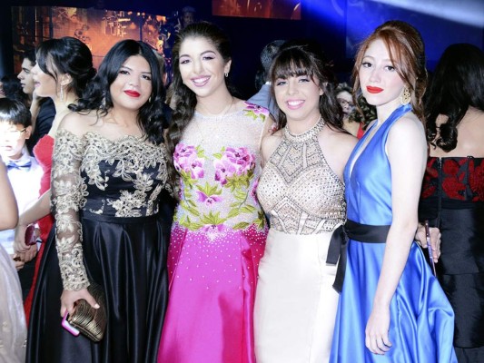 Glamour en la gala de la Escuela Internacional Sampedrana