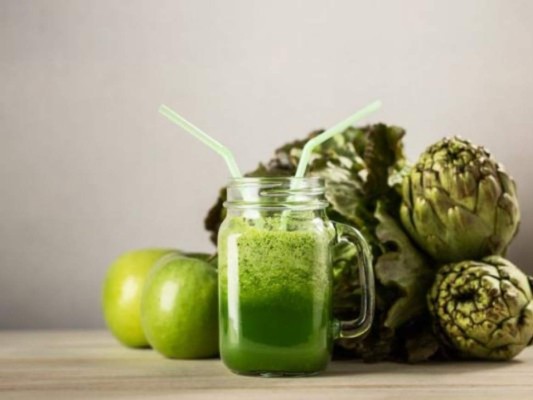 Jugo verde para limpiar el hígado graso<br/>Este jugo verde se prepara con alcachofa, apio y perejil, estos ingredientes ayudan a limpiar el hígado. Tómalo dos veces al día, por la mañana en ayunas y una hora antes de cenar.<br/>
