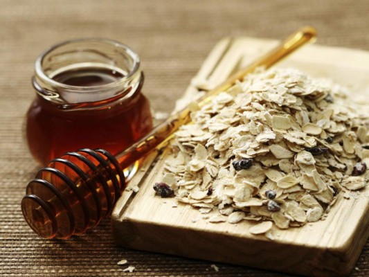 Rostro radiante. La avena es un exfoliador natural y anti inflamatorio. Mezcla la avena, el banano y la miel hasta formar una pasta. Aplica la mezcla en tu rostro con las yemas de los dedos mientras realizas un suave masaje. Déjalo reposar por 10 minutos para hidratar tu piel y finaliza lavando tu rostro.