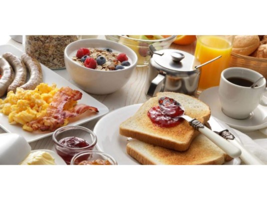 El desayuno puede tener un gran impacto en tu salud, ya sea por no comerlo como se debe o por saltarlo. Es por eso que aquí te compartimos cuales son los hábitos que están influyendo negativamente en tu longevidad.