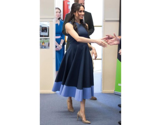 Vestido de Roksanda y zapatos de tacón de Stuart Weitzman.