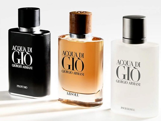 ACQUA DI GIO by GIORGIO ARMANI. Se recomienda aplicar la fragancia allí donde late el pulso, como sucede tras las orejas, en la clavícula, las muñecas y tras las rodillas. ¿Por qué? En estas zonas la temperatura corporal es más alta y el perfume se evapora más lentamente
