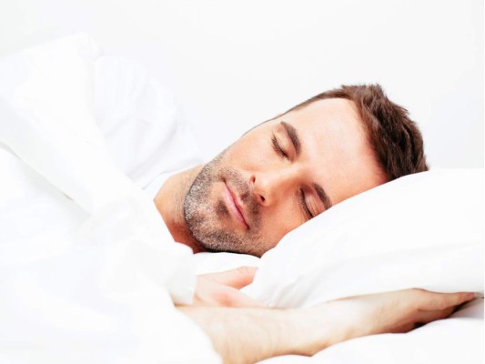 Hábitos saludables. El estrés y no dormir adecuadamente impacta negativamente todo nuestro organismo, es importante manejarlo adecuadamente para no afectar las funciones inmunológicas. Duerme un mínimo de 8 horas corridas y practica rutinas para controlar el estrés y ansiedad.