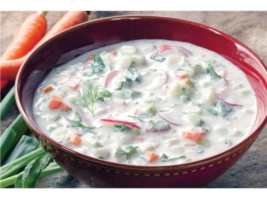 Okroshka, es una sopa fría. Es una mezcla de verduras crudas (como pepinos, cebollas de primavera, rábano), patatas cocidas, huevo, jamón, se acompaña con la bebida “kvas”. La okroshka es considerada una sopa ideal para el verano y se toma para refrescar.