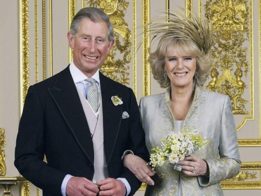 La versión del príncipe Charles<br/>En 1994 brindó una entrevista al periodista de la BBC David Dimbleby y fue en ella que el heredero al trono aceptó su aventura con Camila Parker Bowles mientras se encontraba casado con Diana.<br/>