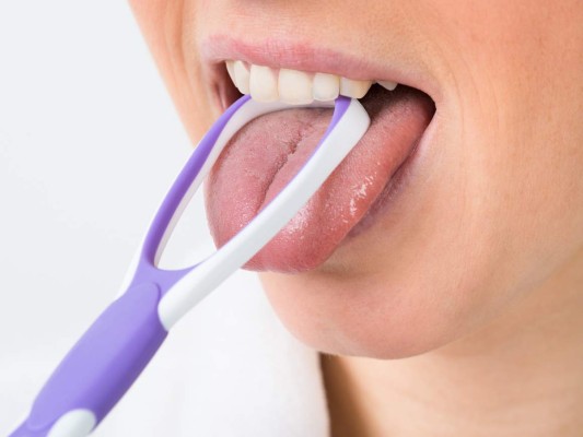 2. LIMPIA TU LENGUA. La superficie de la lengua es terreno fértil para las bacterias que provocan un gran porcentaje de casos de halitosis pero la mayoría de las personas obvian este paso en su rutina de limpieza. Compra un cepillo especial para limpiarla y hazlo cuidadosamente al menos una vez al día, siguiendo la anatomía de tu lengua. Este es un remedio infalible contra el mal aliento.