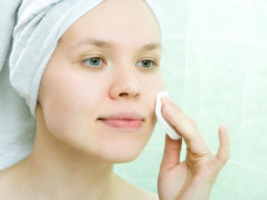 Lávate el rostro con agua templada. Coloca el rostro frente a una olla con agua caliente -separado al menos 30 centímetros- de manera que el vapor te ayude a abrir los poros. Para hacerlo más efectivo puedes cubrir tu cabeza con una toalla para que se concentre el vapor. Humedece la esquina de una toalla de mano o un algodón con un poco de aceite de oliva o de almendras. Añade pasta de dientes encima. Aplica de manera suave, pero firme, sobre la nariz o en la zona donde tienes puntos negros. Espera 5 minutos y enjuaga con agua tibia. Los resultados te sorprenderán.