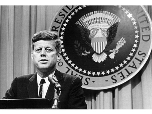 John Fitzgerald Kennedy asumio su mandato presidencial el 20 de enero de 1961 y durante sus dos años como presidente dono todo su salario a la caridad, valorado en aquel tiempo según el Huffington Post en unos 100,000 dólares al año