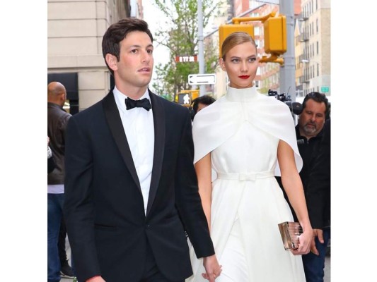 El compromiso más reciente es el de Karlie Kloss y Joshua Kushner, mediante una fotografía en su Instagram la pareja confirmó que después de seis años de noviazgo finalmente se van a casar.