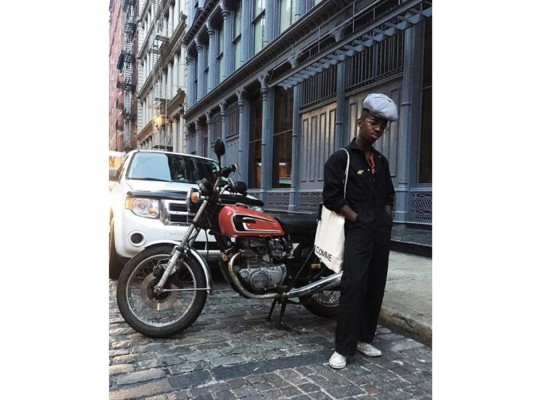 Roberto Jhonson. Experto en Merchandising radicado en Nueva York este año viajó hasta La Ceiba, para realizar una super producción editorial para The Last Magazine, reuniendo piezas de Billowy, Alexander Wang, Eckhaus Latta, Altuzarra, Stella McCartney, Tommy Hilfiger y Gucci, para una sesión de fotografías únicas