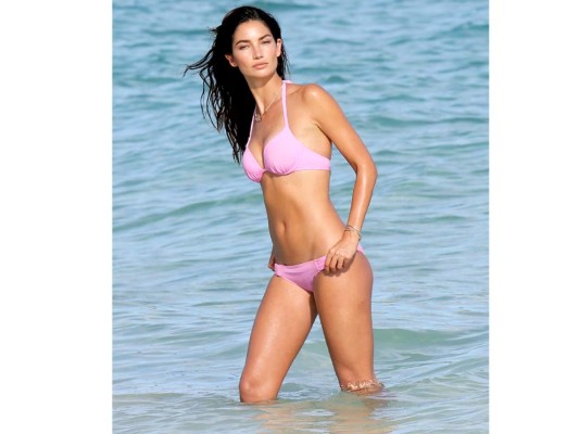 Lily Aldridge, tiene uno de los desayunos más creativos, la modelo mezcla avena con semillas de Chia y pétalos de rosa. Además come huevos y tocino.