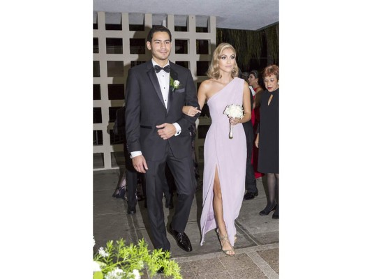 Roberto Ferrufino y Gabriela Alvarado celebran boda eclesiástica   