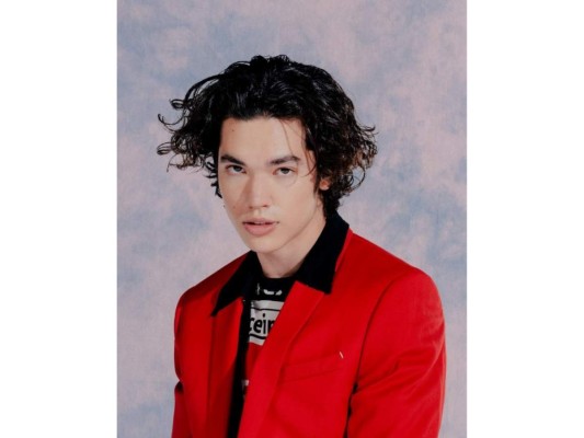 Conan Gray<br/>El cantante de Heather (el hit de TikTok) ha conquistado el corazón de muchos jóvenes por todo el mundo con sus profundas canciones y atractivos looks. Con sus álbumes Sunset Season y Kid Krow nos tiene desesperados por más de sus canciones. Por si no lo sabías, ¡él las compone!
