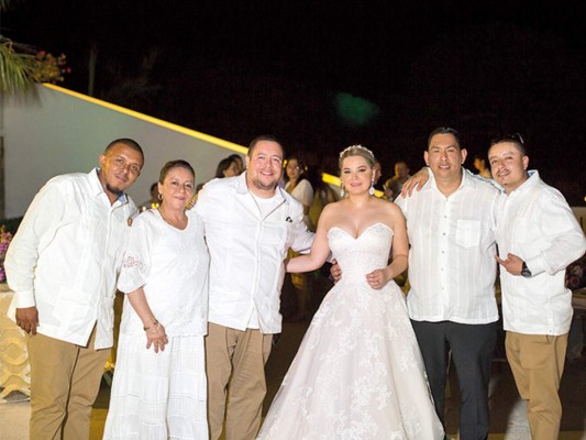 Albert García y Noren Caballero se casan en Roatán  