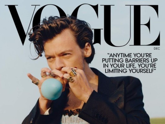 Harry Styles ha tenido el honor de convertirse en el primer hombre en aparecer solo en la portada de la revista Vogue, luciendo unos atuendos que dejan maravillados a muchos. Sabemos que el cantante, de por sí, ya tiene un estilo increíble y siempre nos está sorprendiendo con su pasión por la moda, pues ahora ve cómo luce en esta nueva edición el chico dorado.
