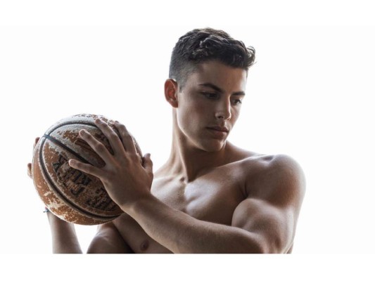 El famoso modelo Gage Gómez y James Charles se vieron en Coachella juntos en el cual poco tiempo después el famoso YouTuber lo difamo diciendo que era una gran mentiroso por jugar con sus sentimientos, sin embargo Gage negó esas acusaciones diciendo que James era tan intenso que lo presionaba para que se declarará straight.