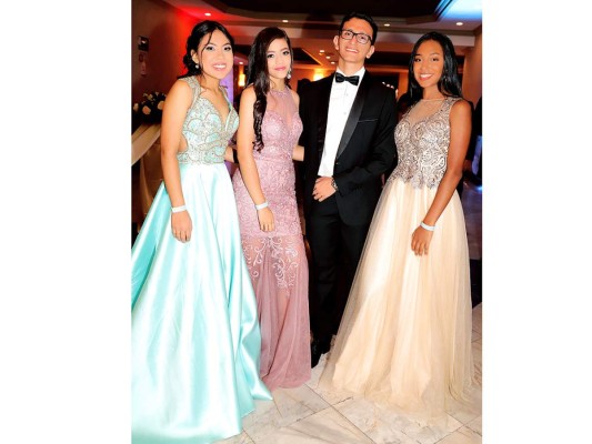 Los Seniors 2019 de la Hillcrest School celebran el fin de su High School con una elegante gala