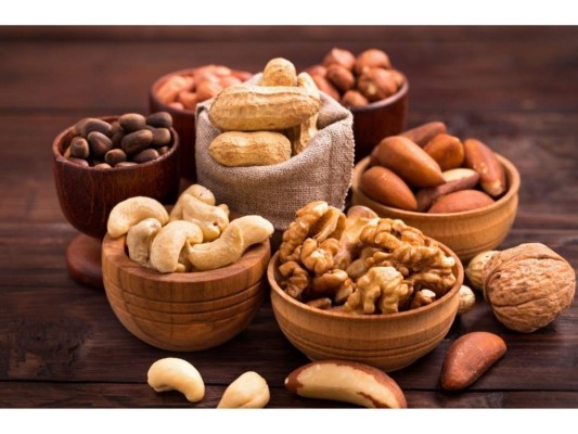 La Vitamina B3 sirve para la reducir del cansancio y la fatiga. Está presente en frutos secos, brócoli, espárragos, vegetales de hoja, pescado y aves.