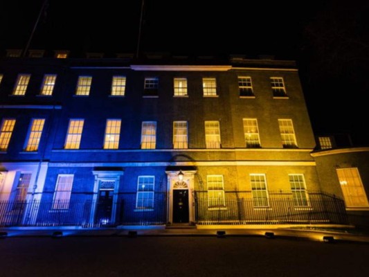 La residencia de primer ministro británico Boris Johnson en Londres, Inglaterra, lució de Azul y Amarillo en solidaridad con el pueblo ucraniano.