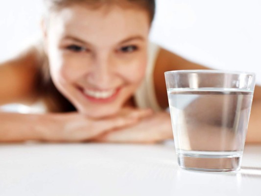 4. HIDRÁTATE. La saliva contiene enzimas protectoras vitales que ayudan a matar las bacterias, de ahí que una boca reseca contribuye a acentuar el mal aliento. Tomar agua estimula las glándulas salivales y mantiene la boca adecuadamente hidratada. Para lograrlo, consume un mínimo de 8 vasos al día.