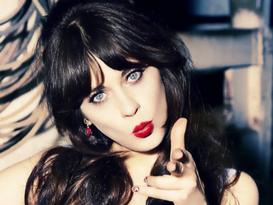 Zooey Dischanel<br/>En un reportaje para la revista Marie Claire, la actriz manifestó que en la edad de doce años poder recordar que fue escupida en la cara por ser gordita.