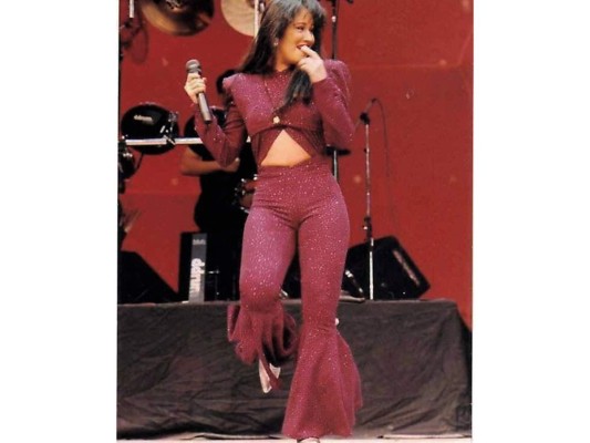 Selena Quintanilla creaba sus propios vestuarios para cada uno de sus conciertos y eventualmente, abrió su propia marca de ropa.