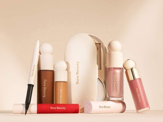La línea incluye todos los productos básicos de belleza que necesita para su rutina de preparación, como lápiz labial líquido, bálsamo labial con color, rubor en crema, base, corrector, iluminador, delineador líquido y gel para cejas, todo con un tono masivo. Conocelos todos en la siguiente galería<br/>