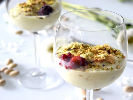 Dulce de aguacate y pistachos: <br/><br/>Vierte en una licuadora un aguacate, 230g de queso crema, jugo de 2 limones, 1 lata de leche condensada y otra evaporada. <br/><br/>Licua hasta lograr una mezcla cremosa. Deposita la mezcla sobre la una costra de galleta y refrigera por unas horas. Para decorar, espolvorea sobre el postre los pistachos triturados y sírvelo a tu gusto