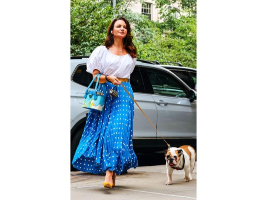 Trend alert: En las fotografías Charlotte está luciendo una blusa con mangas abullonadas y una falda larga plisada con el atemporal estampado polka dot.