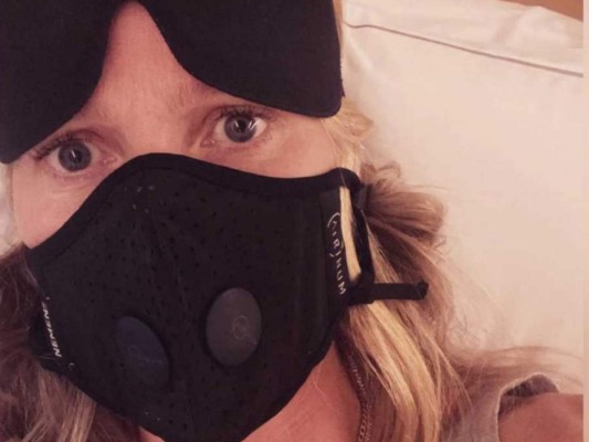 Gwyneth Paltrow. “De camino a París. ¿Paranoica? ¿Prudente? ¿En pánico? ¿Plácida? ¿Pandemia? ¿Propaganda? Paltrow se va a ir a dormir con esta cosa en el avión', escribió junto a una foto en la que aparece con mascarilla. Mientras se dirigía a la capital francesa para asistir a la Paris Fashion Week.