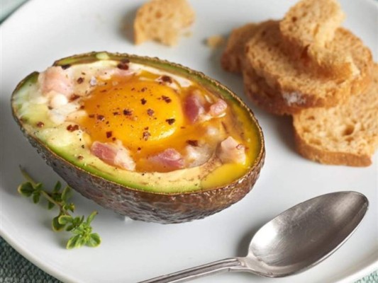 Aguacate con huevo.