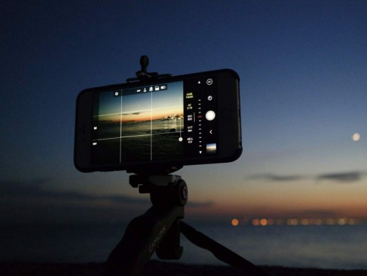 Mantén el teléfono inmóvil cuando tomes una fotografía. Sobre todo cuando tomes fotografías por la noche. Para lograrlo toma el teléfono con ambas manos o colócalo sobre una superficie estable. También puedes usar trípodes.