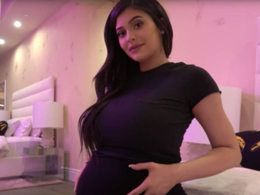 Kylie Jenner<br/>Habían muchos rumores sobre un supuesto embarazado de la empresaria de 21 años. Pero cuando la menor del imperio Kardashian-Jenner subió un vídeo a Youtube dedicado a su hija, Stormi, causó una tormenta (já) en internet. Asegura que mantuvo su embarazo secreto por su seguridad y salud.<br/>