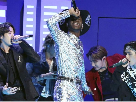 Lil Nas X<br/>Lil Nas X, BTS, Billy Ray Cyrus, Diplo interpretaron Old Town Road siendo los más esperados de la noche<br/>