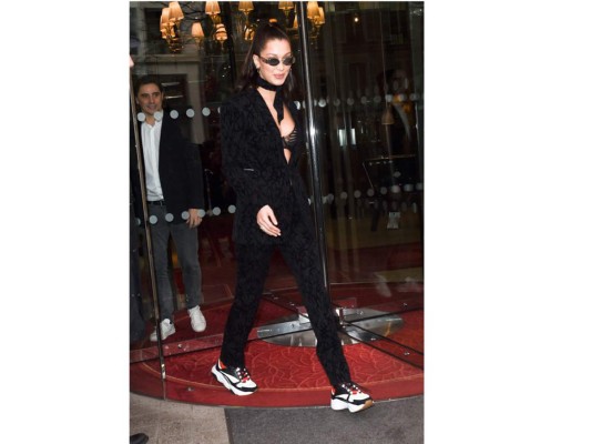 Bella Hadid también es parte de la sneaker trend. La supermodelo también es fanática de los Balenciaga Triple S, pero en tonos oscuros y son infaltables compañeros para antes o después del catwalk