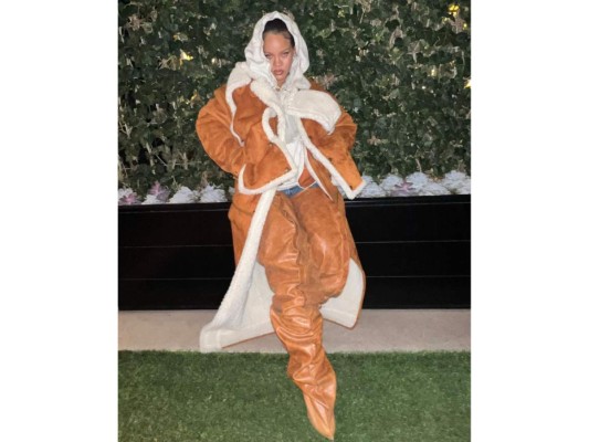 Rihanna optó por un conjunto súper oversize que dejó sin palabras a sus seguidores. Pantalones vaqueros y abrigo color camel con borreguito en el interior. Pero vean nada más esos tacones que llegan hasta acaparar toca la pierna, una pieza que revolucionó las redes sociales.