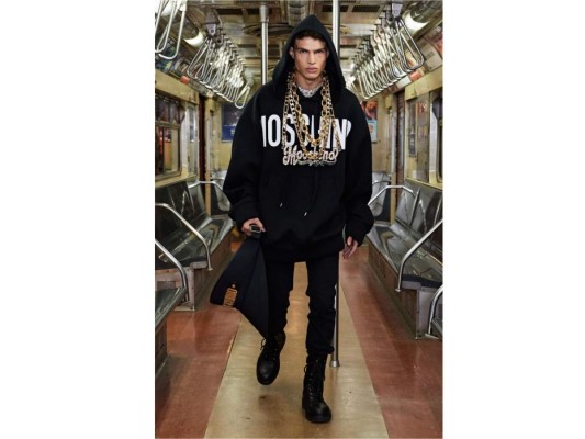 Moschino presentó su colección pre-fall 2020 en un vagón del metro de Nueva York